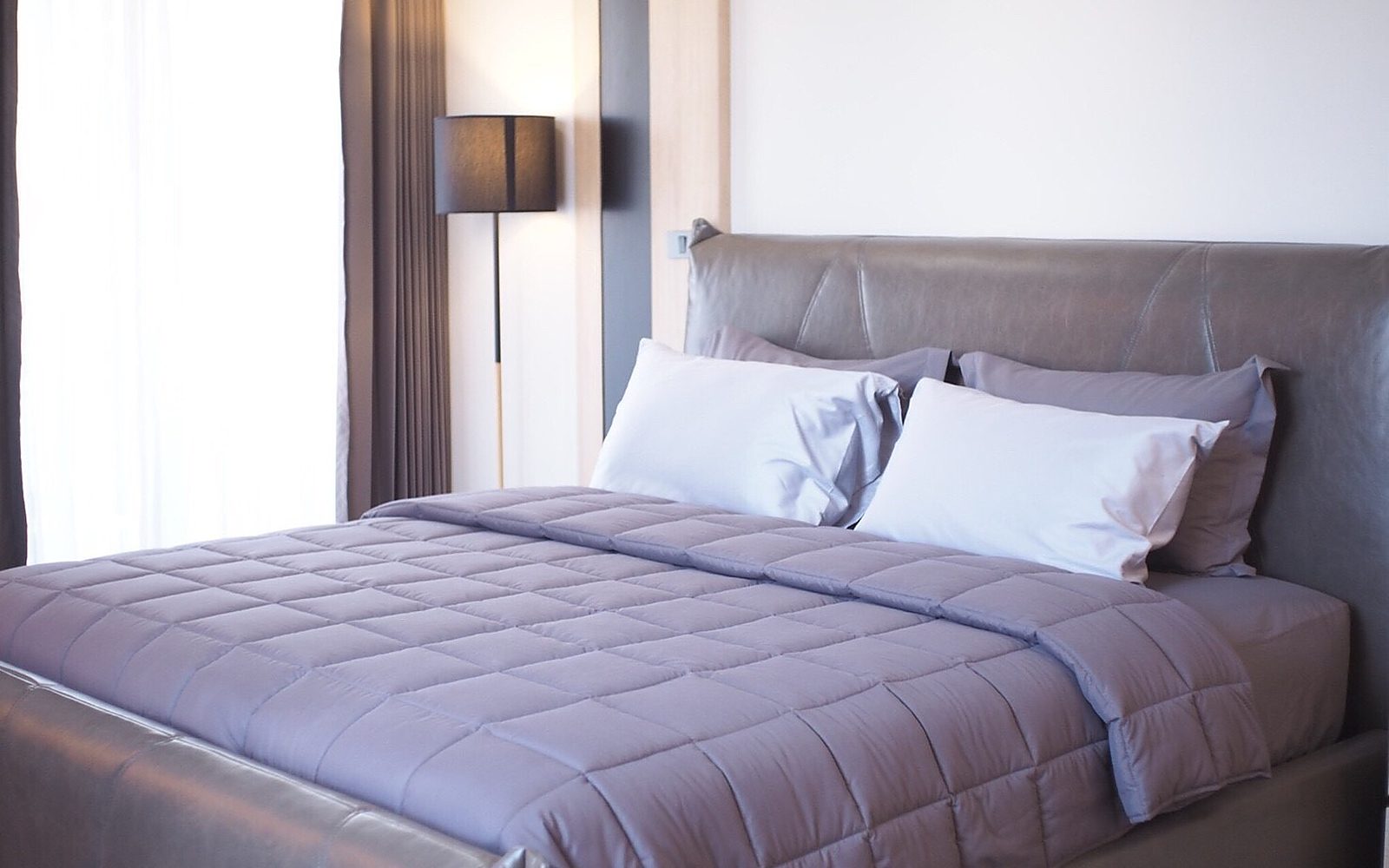 Two Bedroom – ห้องนอนหลัก เตียงใหญ่ แสงธรรมชาติ