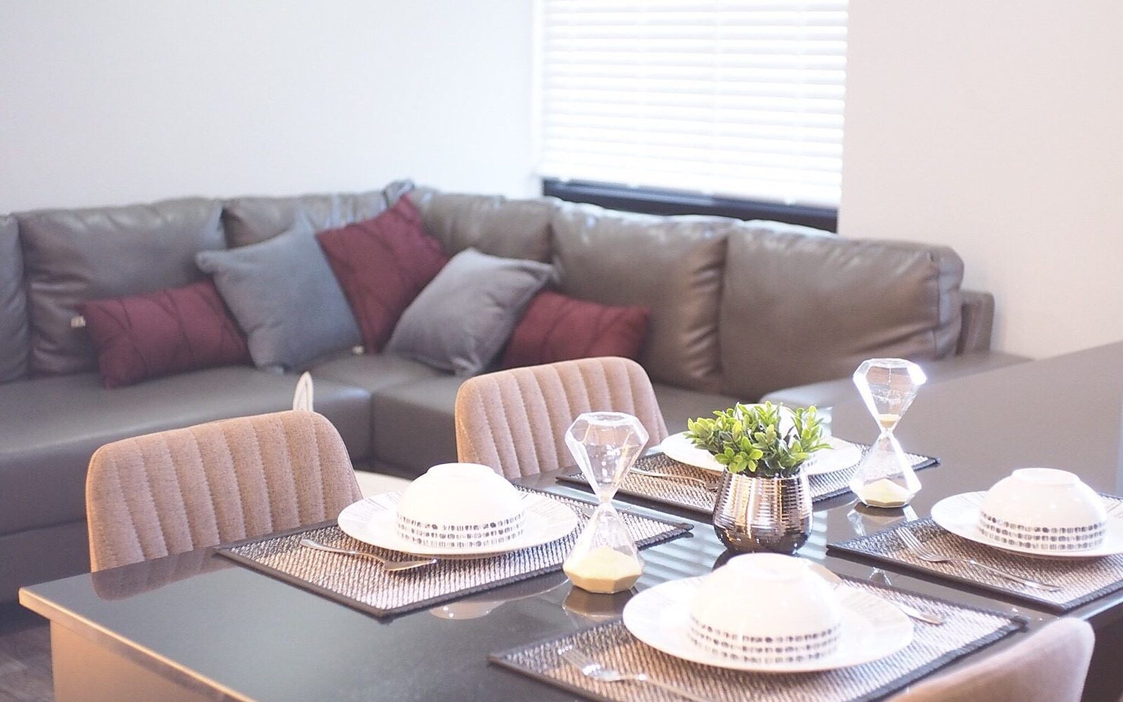 Two Bedroom – ห้องนั่งเล่นและพื้นที่รับประทานอาหาร